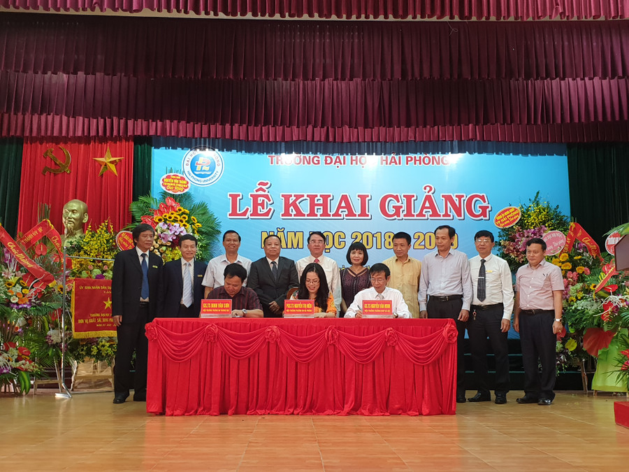 Lễ ký kết Lễ ký kết hợp tác toàn diện giữa Trường Đại học Hải Phòng với Trường Đại học sư phạm Hà Nội, Trường Đại học Thương mại Hà Nội Lễ ký kết Lễ ký kết hợp tác toàn diện giữa Trường Đại học Hải Phòng với Trường Đại học sư phạm Hà Nội, Trường Đại học Thương mại Hà Nội