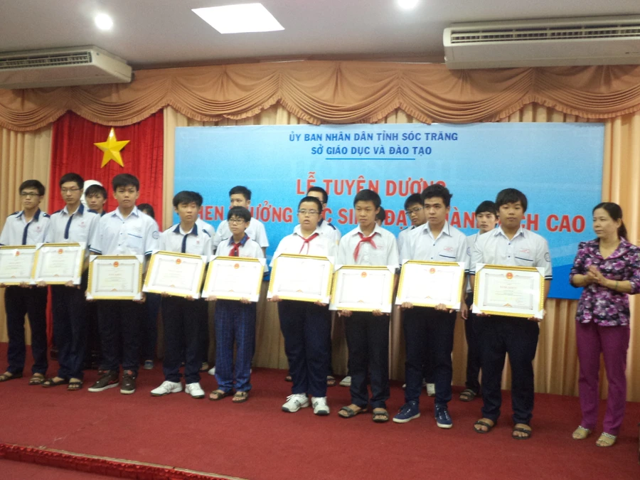 Sóc Trăng khen thưởng học sinh đạt thành tích cao năm học 2013 - 2014