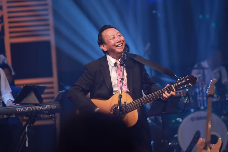 Nhạc sĩ Thế Hiển hát bài Nhánh lan rừng trong chương trình Quán thanh xuân số 4