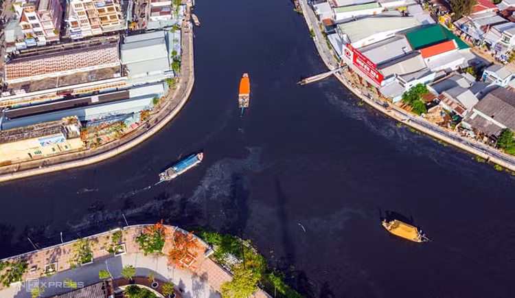 Sông Cái Lớn tại trung tâm thị xãLong Mỹ sáng 3/5. Ảnh: Thuận An.