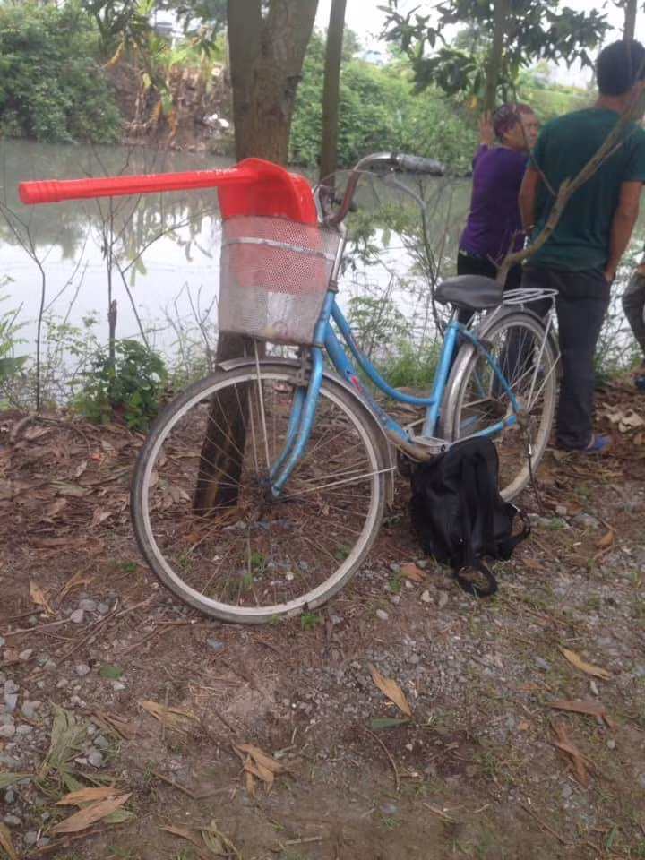 Chiếc xe đạp cùng những đồ đạc do bé T. bỏ lại. (Nguồn: BBN)
