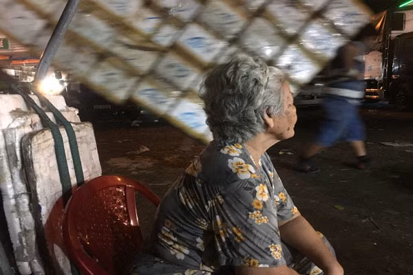 co gai tron khoi dam cuoi, theo nguoi dan ong la 54 nam truoc gio ra sao? hinh anh 2