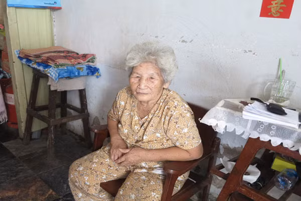 co gai tron khoi dam cuoi, theo nguoi dan ong la 54 nam truoc gio ra sao? hinh anh 1