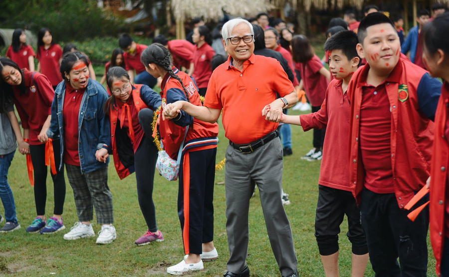 Thầy Nguyễn Văn Hòa trong một buổi dã ngoại cùng HS Trường Nguyễn Bỉnh Khiêm