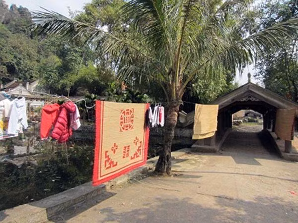 tron mat xem me tre “xu dep” vet moc tren chieu, chi em gat gu: the ma khong nghi ra! - 3