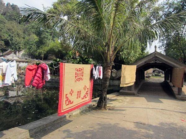 tron mat xem me tre “xu dep” vet moc tren chieu, chi em gat gu: the ma khong nghi ra! - 3