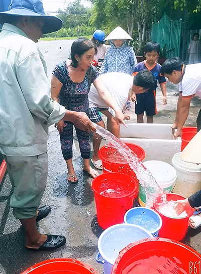 Nhà máy nước huy động xe bồn chở nước sạch cung cấp cho dân thị xãLong Mỹ. Ảnh: Thuận An.