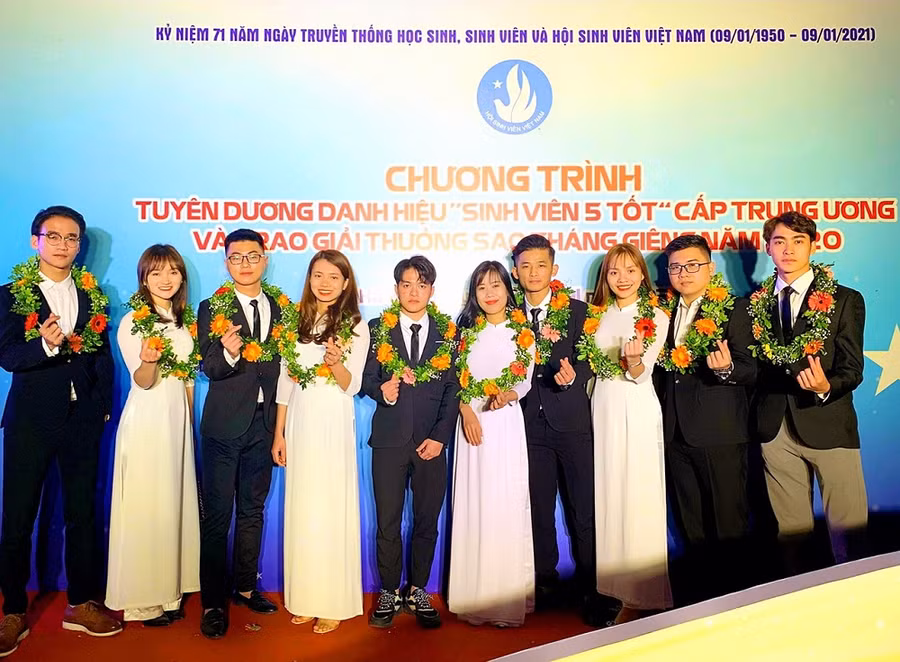 Phong trào " Sinh viên 5 tốt" đã góp phần khích lệ tinh thần và phát huy bản lĩnh, trí tuệ không ngừng nghỉ của sinh viên.