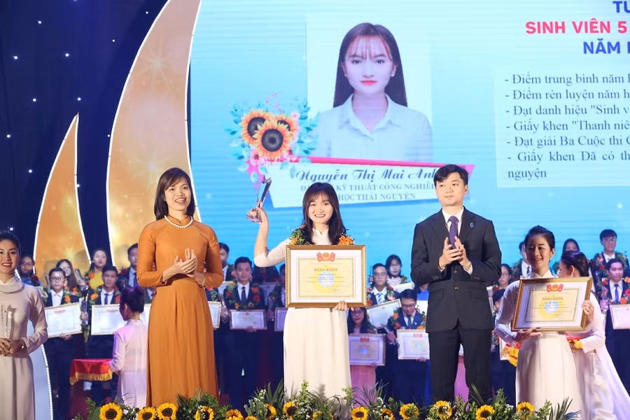 Sinh viên Nguyễn Thị Mai Anh, trường Đại học Kỹ thuật Công nghiệp đạt danh hiệu "Sinh viên 5 tốt" cấp Trung ương.