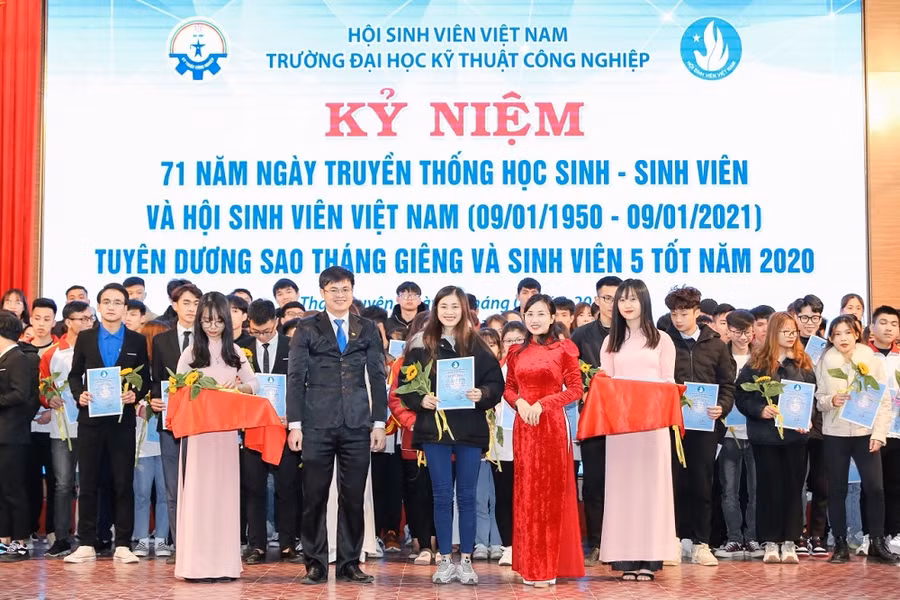 Hội sinh viên trường Đại học Kỹ thuật Công nghiệp tuyên dương Sao tháng giêng và Sinh viên 5 tốt.