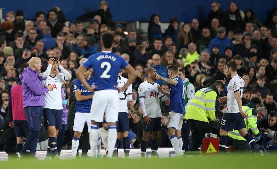 Pha bóng kinh hoàng nói trên khiến tỷ số trận đấu không còn quá quan trọng. Tỷ số trận đấu là 1-1, nhưng điều các cầu thủ cùng CĐV quan tâm nhất là tình hình sức khỏe của tiền vệ Gomes. Son Heung-min bat khoc vi lam gay co chan Andre Gomes hinh anh 10