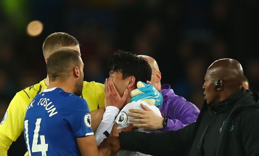 Sau trận, tiền vệ Dele Alli cho hay Son đã khóc rất nhiều và không thể ngẩng mặt lên ở phòng thay đồ. HLV Mauricio Pochettino thì nói học trò của mình đã suy sụp sau tình huống nói trên. Son Heung-min bat khoc vi lam gay co chan Andre Gomes hinh anh 9