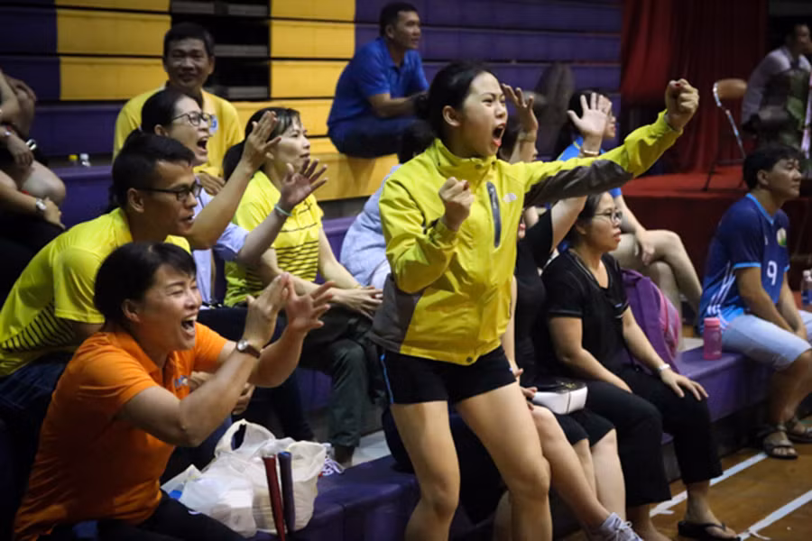 Các cổ động viên là một phần không thể thiếu, góp thêm phần sôi động cho giải