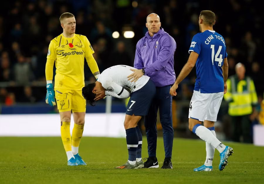 Son Heung-min bat khoc vi lam gay co chan Andre Gomes hinh anh 8 
