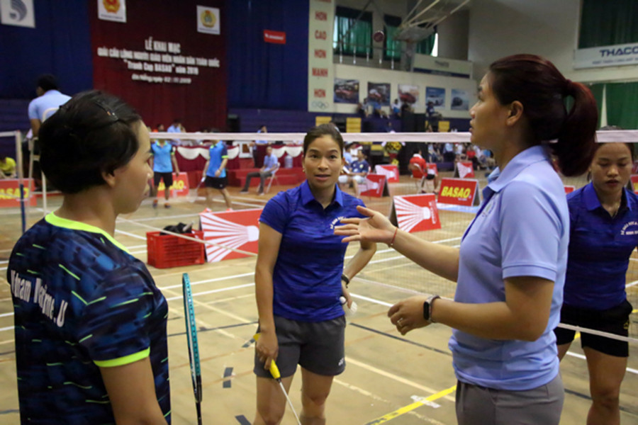 Trọng tài làm thủ tục trước khi trận đấu bắt đầu