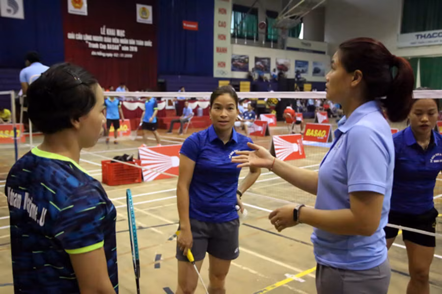 Trọng tài làm thủ tục trước khi trận đấu bắt đầu