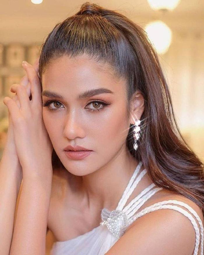 Nat Aniporn đứng trước nguy cơ mất nhà vì mẹ ruột của cô vướng nợ nần.