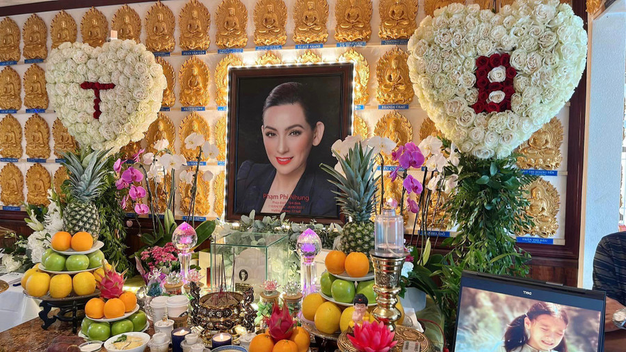 Wendy chuẩn bị mâm cơm chay, trái cây để cúng mẹ.