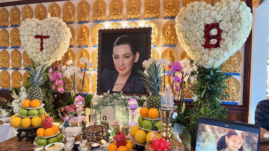 Wendy chuẩn bị mâm cơm chay, trái cây để cúng mẹ.