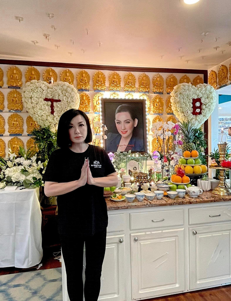 Trizzie Phương Trinh cùng người thân ca sĩ Phi Nhung làm lễ giỗ đầu cho người quá cố.