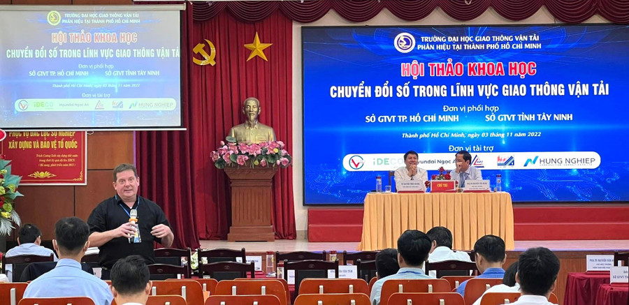 Một đại biểu quốc tế tham gia ý kiến tham luận tại hội thảo