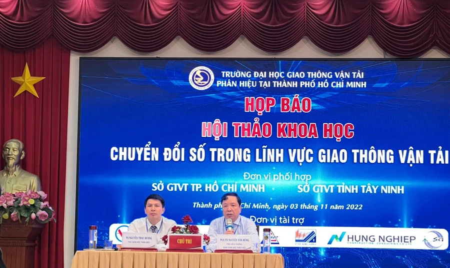 Ban chủ tọa hội thảo chuyển đổi số trong lĩnh vực giao thông vận tải.