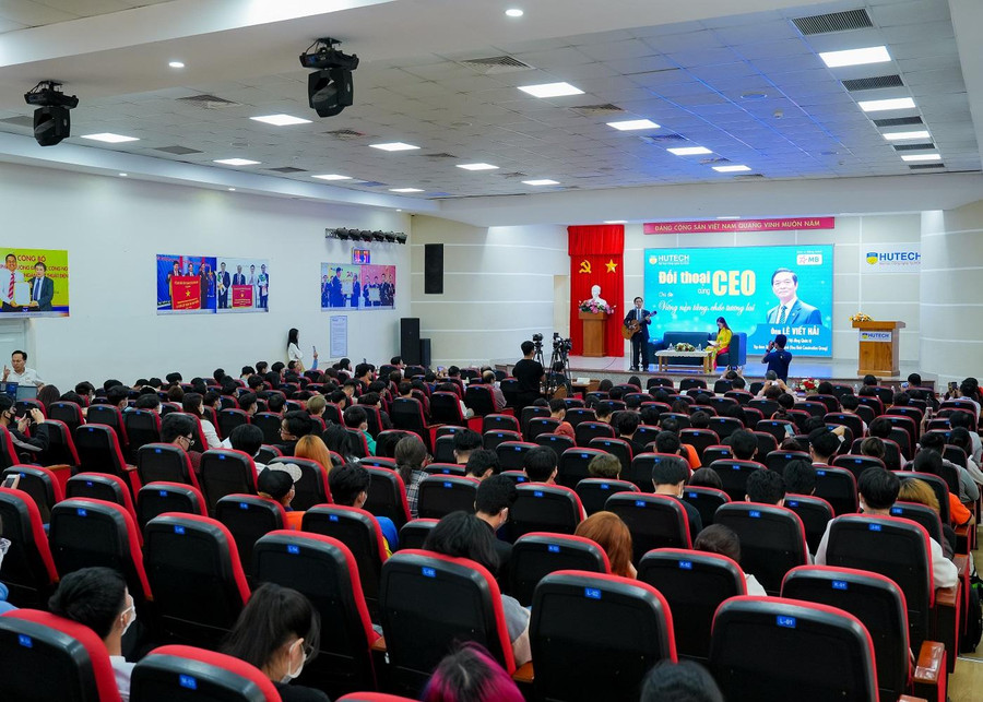 Hàng trăm sinh viên nghe CEO Lê Viết Hải trình bày ca khúc do chính mình sáng tác. Hàng trăm sinh viên nghe CEO Lê Viết Hải trình bày ca khúc do chính mình sáng tác.
