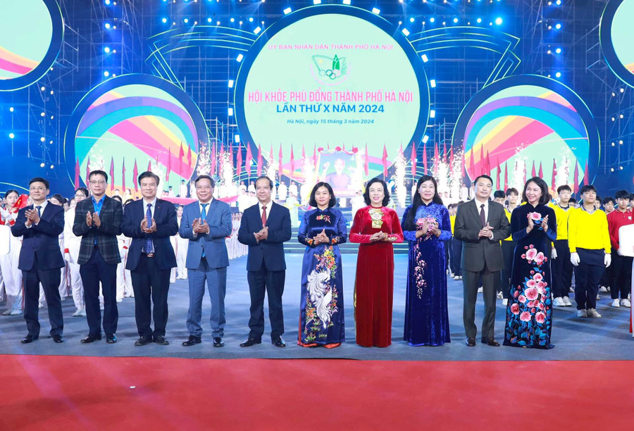 Đại biểu thành phố Hà Nội và Bộ GD&amp;ĐT chúc mừng các vận động viên tham gia Hội khoẻ.