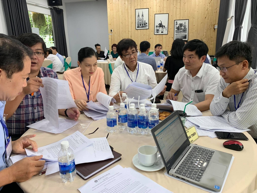 Các đại biểu đến từ các trường đại học tham khảo dự thảo và cùng nhau thảo luận Các đại biểu đến từ các trường đại học tham khảo dự thảo và cùng nhau thảo luận