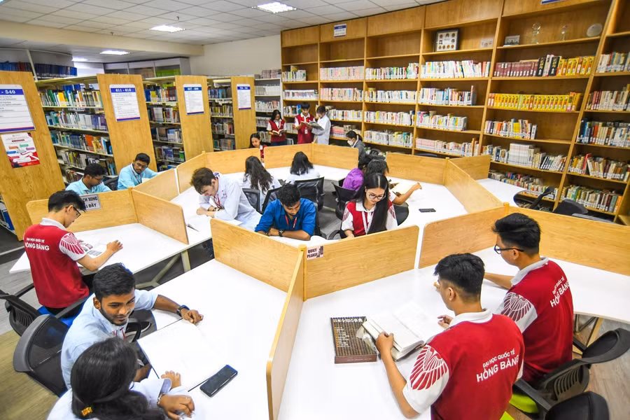 Học tập, nghiên cứu trong môi trường đa quốc gia giúp sinh viên hình thành khả năng ngoại ngữ tốt hơn. Trong ảnh: Sinh viên ĐH Quốc tế Hồng Bàng trong giờ học.