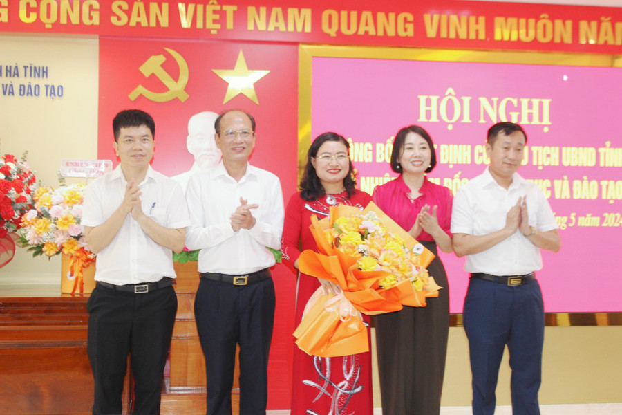 Ban giám Sở GD&ĐT Hà Tĩnh chúc mừng tân Giám đốc Sở. Ban giám Sở GD&ĐT Hà Tĩnh chúc mừng tân Giám đốc Sở.