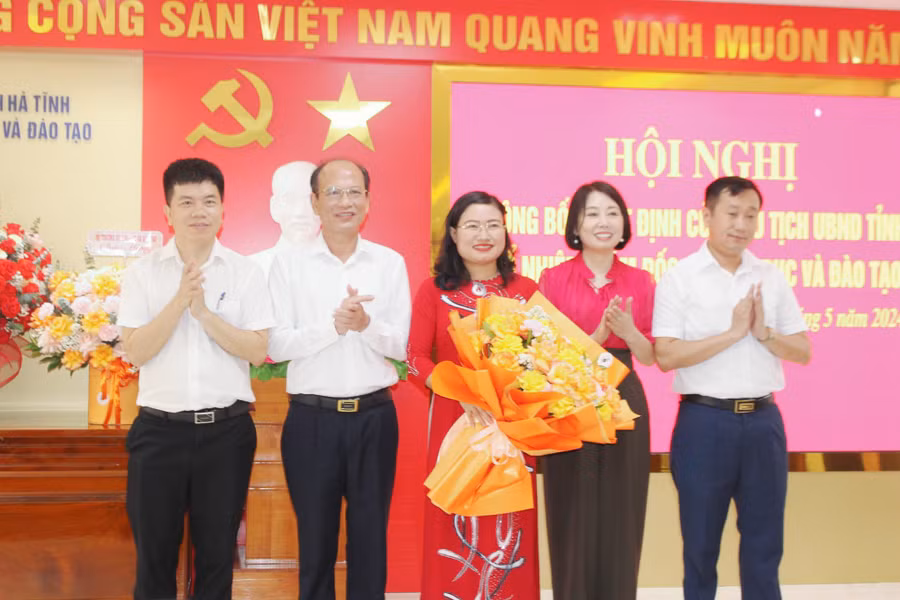 Ban giám Sở GD&amp;ĐT Hà Tĩnh chúc mừng tân Giám đốc Sở.