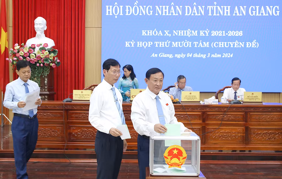 Các đại biểu bỏ phiếu kín, quyết định bãi nhiệm nhân sự. (Ảnh: Gia Khánh/Báo An Giang)