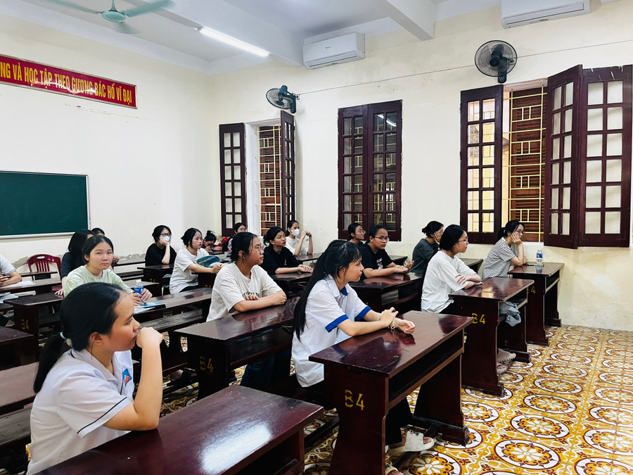Thí sinh tại hội đồng thi Trường THPT Đào Duy Từ. Thí sinh tại hội đồng thi Trường THPT Đào Duy Từ.
