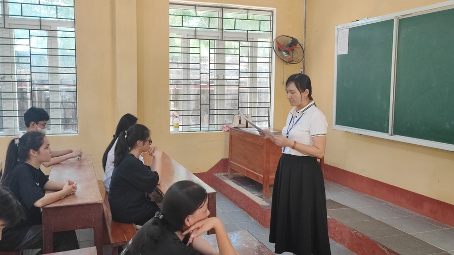 Cán bộ coi thi phổ biến quy chế thi tại Hội đồng thi Trường THPT Chu Văn An. Cán bộ coi thi phổ biến quy chế thi tại Hội đồng thi Trường THPT Chu Văn An.