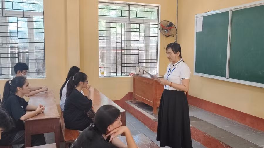 Cán bộ coi thi phổ biến quy chế thi tại Hội đồng thi Trường THPT Chu Văn An.