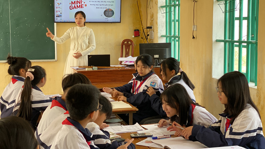 Cô Trần Thị Minh Trang thực nghiệm tiết dạy “Giao thông vận tải, thương mại và du lịch”. Cô Trần Thị Minh Trang thực nghiệm tiết dạy “Giao thông vận tải, thương mại và du lịch”.