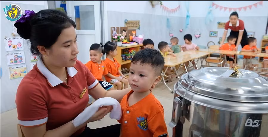 Cô trò nhà trường cùng vệ sinh cá nhân trước giờ ăn trưa tại trường.