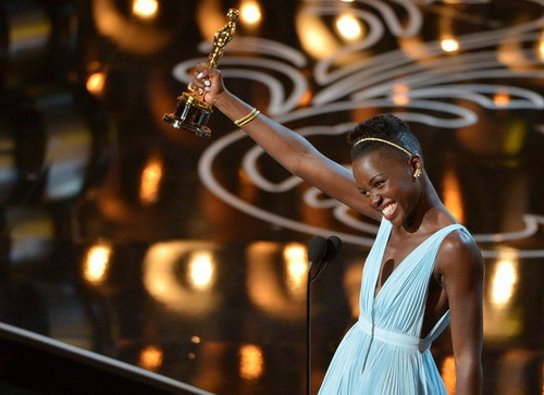 Nụ cười kiêu hãnh của Lupita Nyong"o khi giương cao chiến thắng tại Oscar 2014 với danh hiệu "Nữ diễn viên phụ xuất sắc".