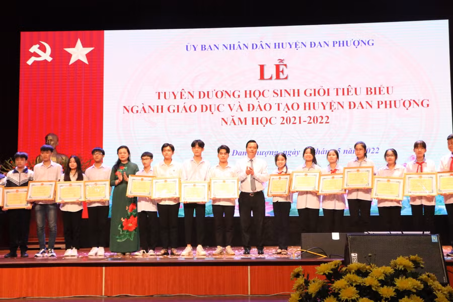 Phó Giám đốc Sở GD&ĐT Hà Nội Trần Lưu Hoa (thứ 5 từ trái qua) và lãnh đạo huyện Đan Phượng trao thưởng cho các học sinh có thành tích xuất sắc.