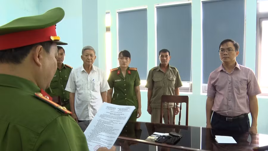 Ông Trần Thạch Nam (bên phải) bị cáo buộc với hành vi đưa hối lộ. (Ảnh CQCA)