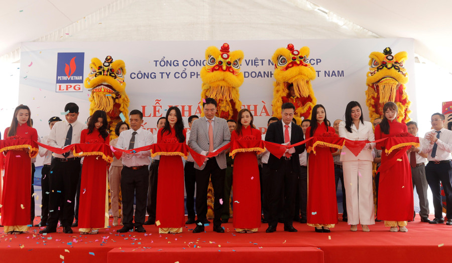 Lãnh đạo cắt băng khánh thành trạm nạp LPG Bà Rịa Vũng Tàu. Lãnh đạo cắt băng khánh thành trạm nạp LPG Bà Rịa Vũng Tàu.