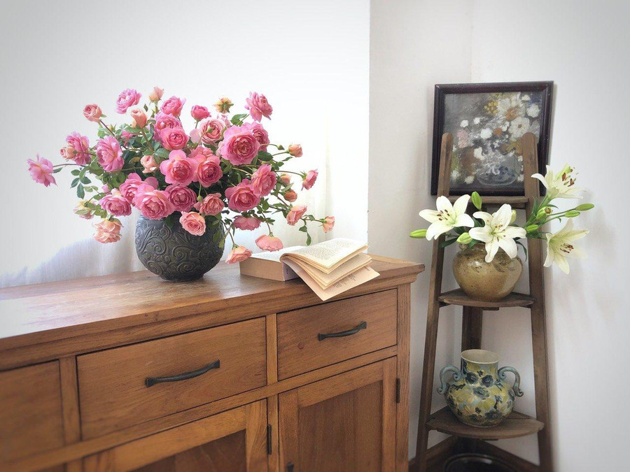 Những bình hồng ngoại được cắm một cách tỉ mỉ, khoe sắc lung linh.