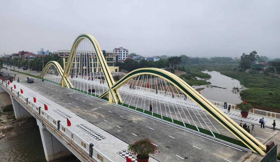 Cầu Thanh Bình nhìn từ trên cao. Cầu Thanh Bình nhìn từ trên cao.