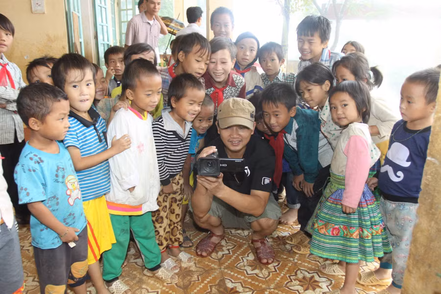 Học sinh vùng cao hiếu kỳ xem tác nghiệp.