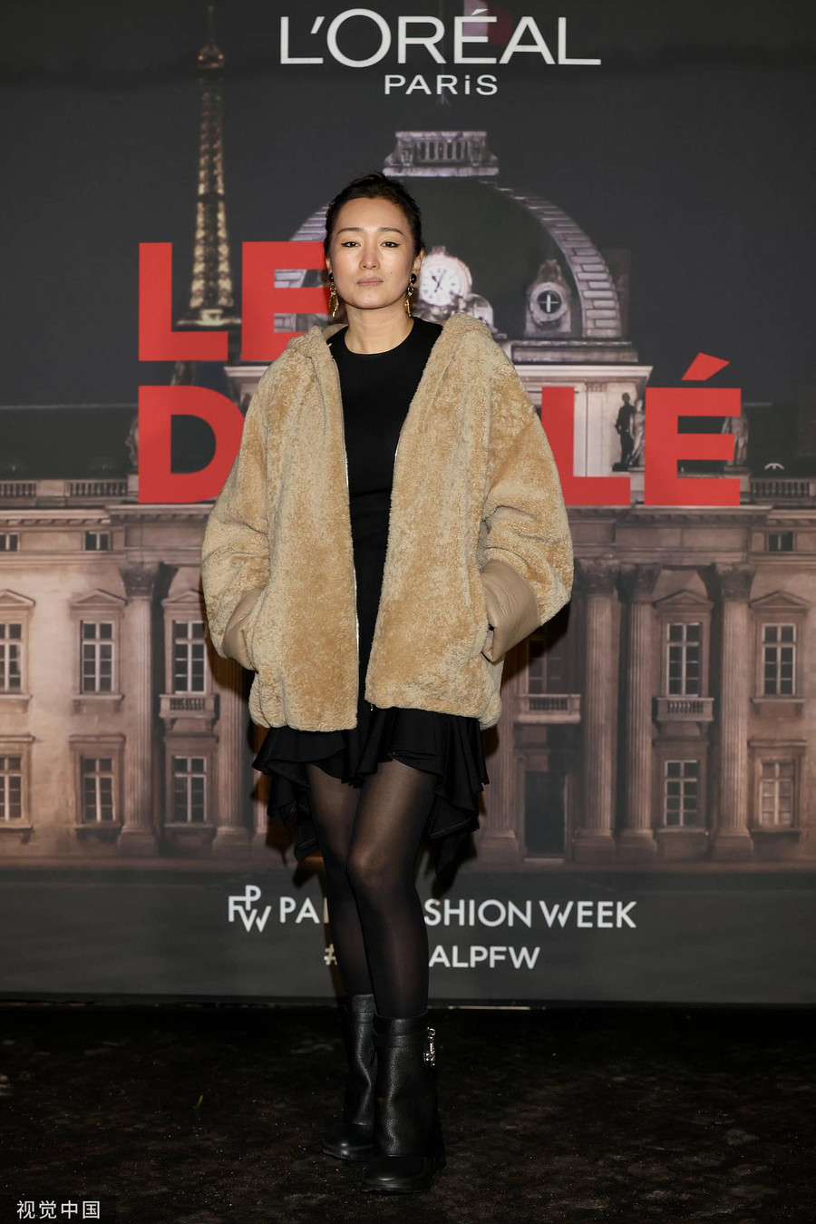 Dù đã ở tuổi 57 nhưng Củng Lợi vẫn gây chú ý ở mọi nơi mình xuất hiện bởi phong độ vượt thời gian.