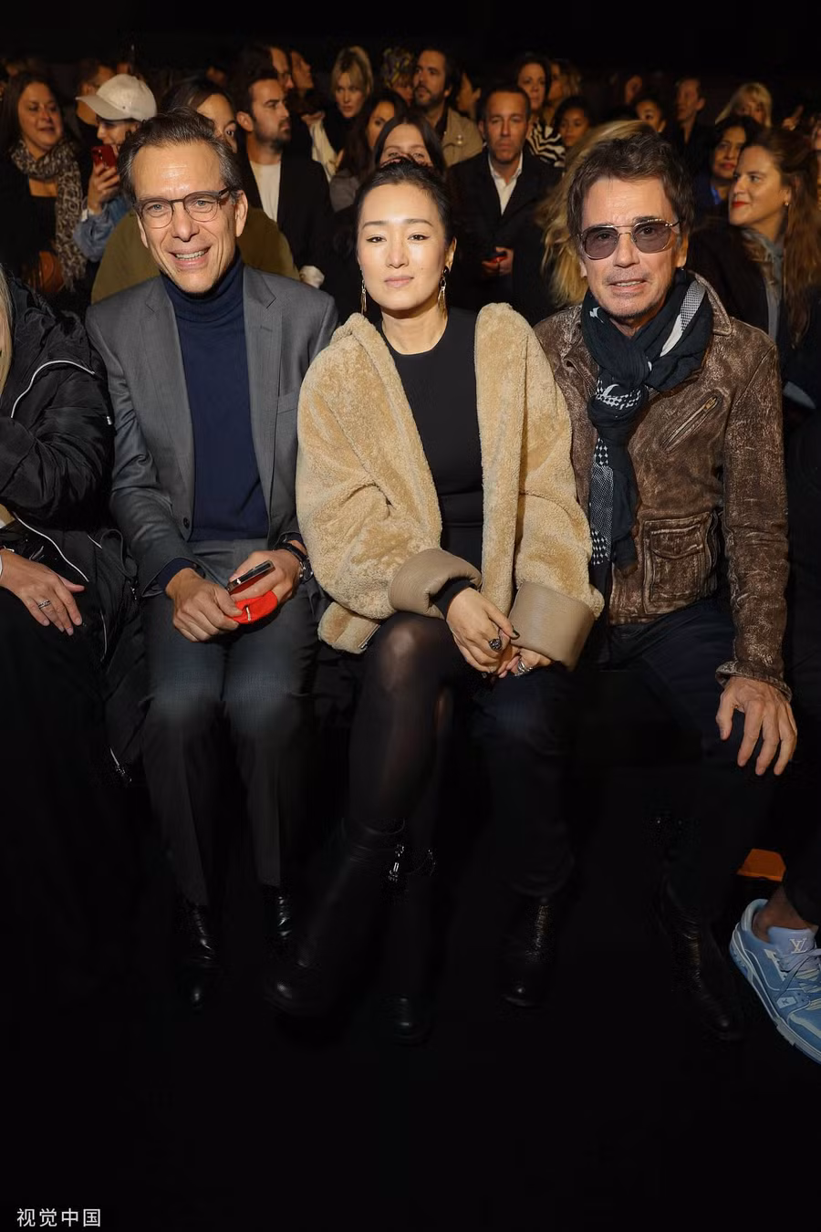 Hai ngôi sao luôn nắm tay nhau khi xuất hiện trước truyền thông. Ảnh: Weibo.