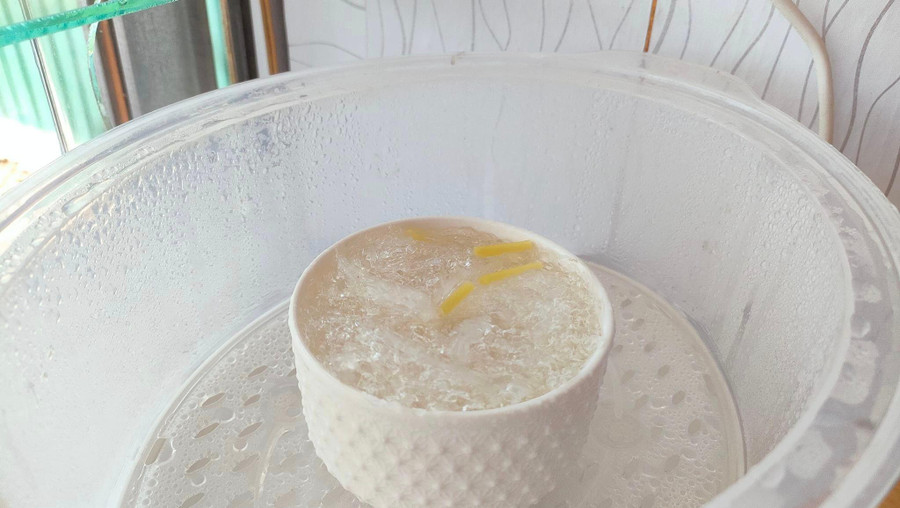 Hấp chín sợi yến nở bung.