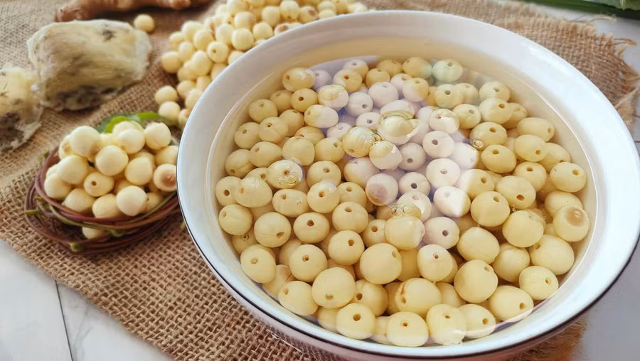 Hạt sen sẻ nên hạt nhỏ bé tí.