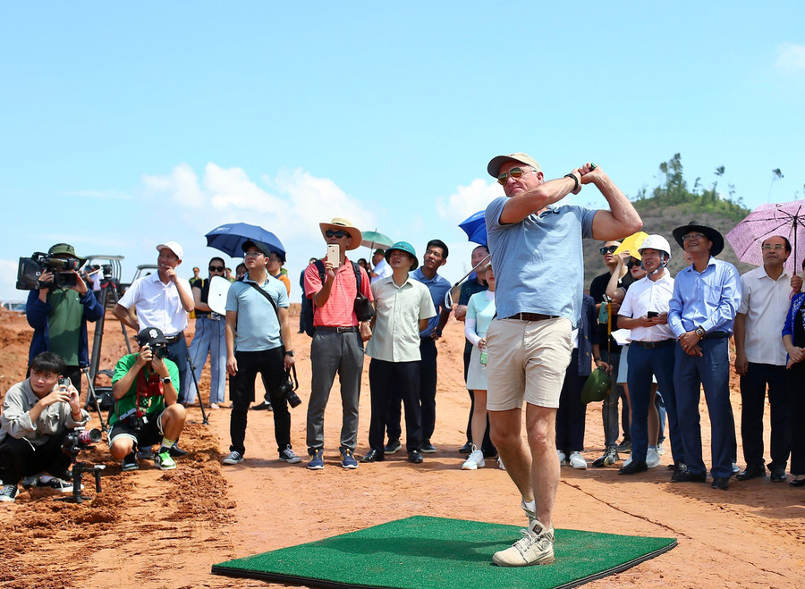 Huyền thoại Greg Norman thực hiện cú swing đầu tiên tại sân golf Văn Lang Empire 